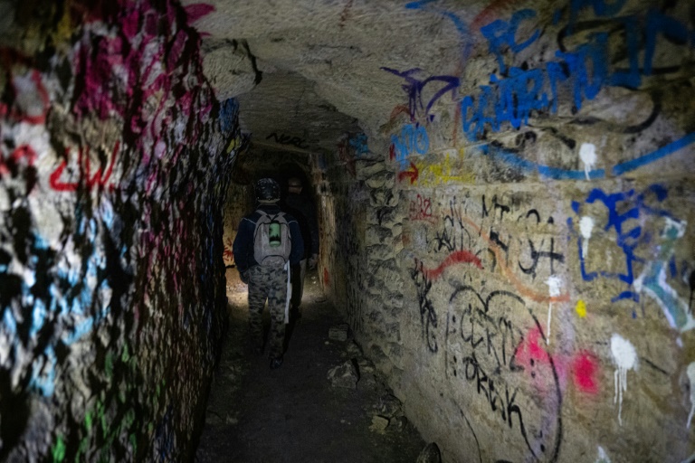 Un cataphile dans les carrières souterraines de Paris, appelées catacombes, le 20 avril 2024