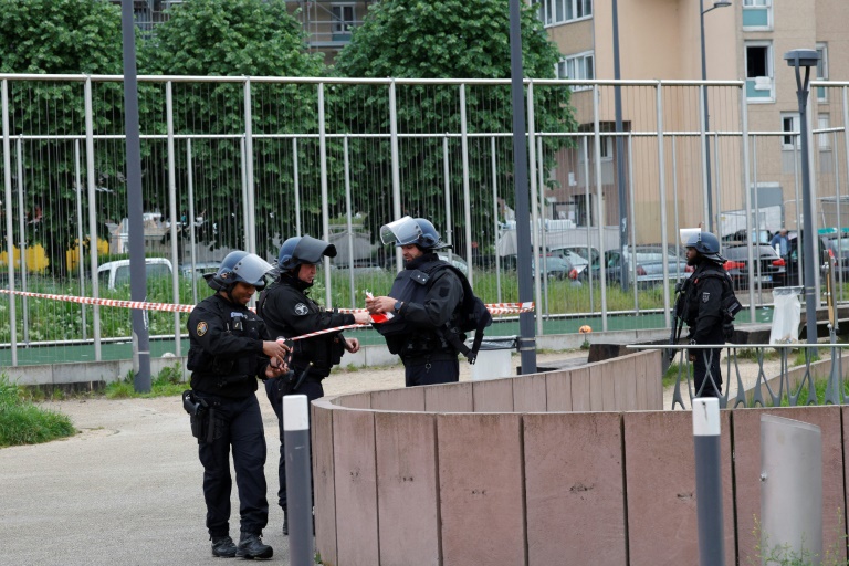 Des gendarmes en charge de la sécurisation des lieux où deux hommes ont été abattus par balle, à Sevran, le 5 mai 2024.