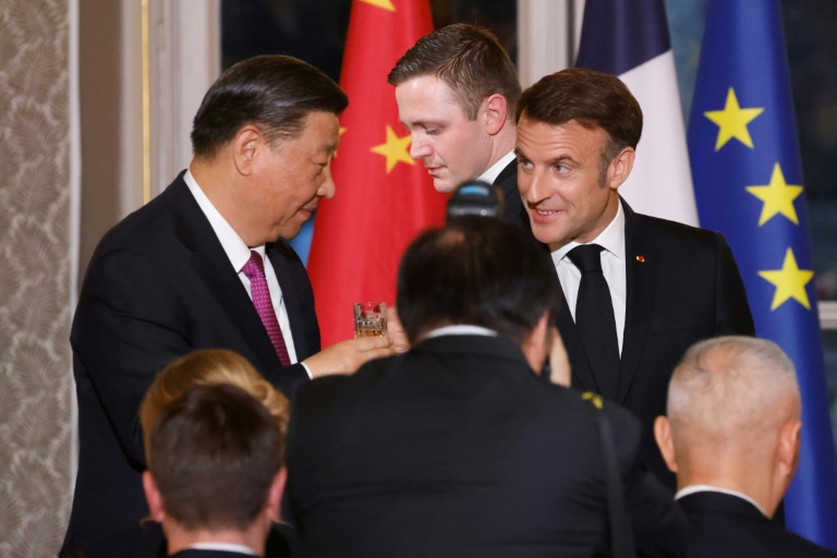 Les présidents chinois Xi Jinping et français Emmanuel Macron le 6 mai 2024 au palais de l'Elysée à Paris