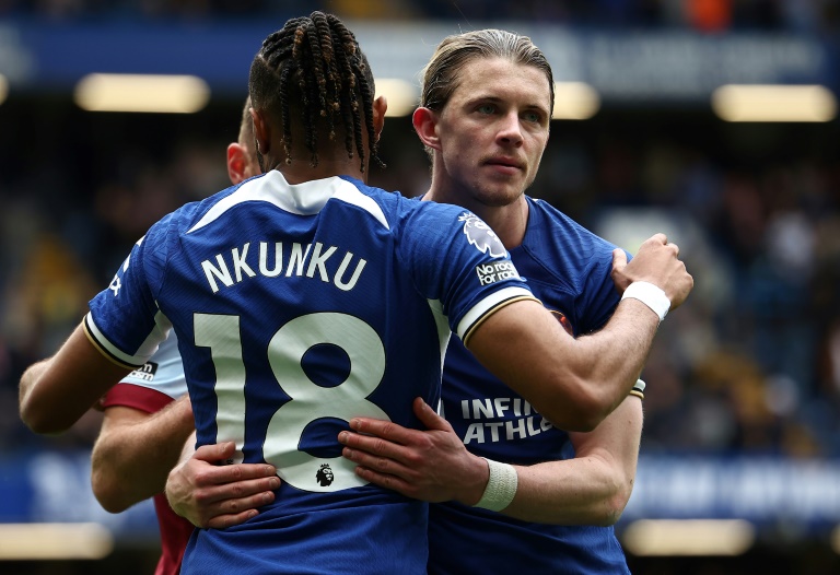 Les joueurs de Chelsea Christopher Nkunku (g) et Conor Gallagher à la fin du match contre West Ham, le 5 mai 2024 au stade de Stamford Bridge à Londres