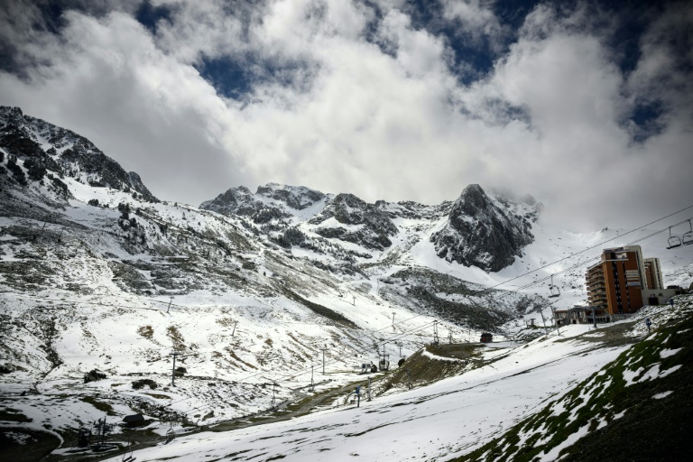 Une vue de la station de ski de La Mongie dans les Pyrénées, sud-ouest de la France, le 2 mai 2024