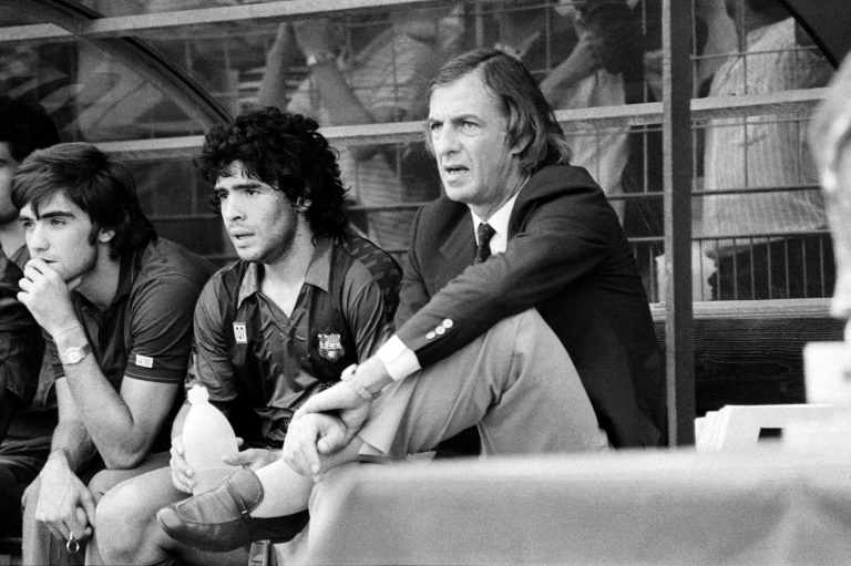 Cesar Luis Menotti (à droite), alors entraîneur du FC Barcelone, aux côtés de l'attaquant argentin Diego Maradona (au centre) lors d'un tournoi international à Bordeaux (sud-ouest de la France) le 28 août 1983