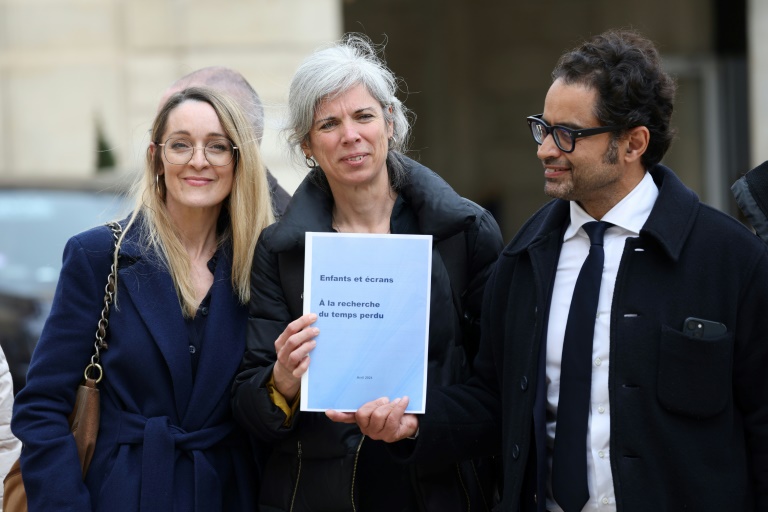 La neurologue Servane Mouton (c) et le psychiatre Amine Benyamina (d), coprésidents de la Commission Ecrans, le 30 avril 2024 à l'Elysée, à Paris
