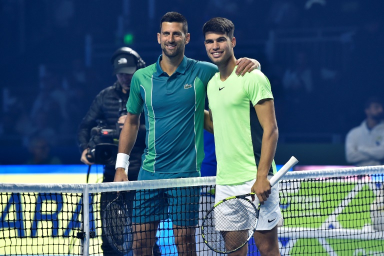 Novak Djokovic (g) et Carlos Alcaraz lors d'un match exhibition à Ryad en décembre 2023