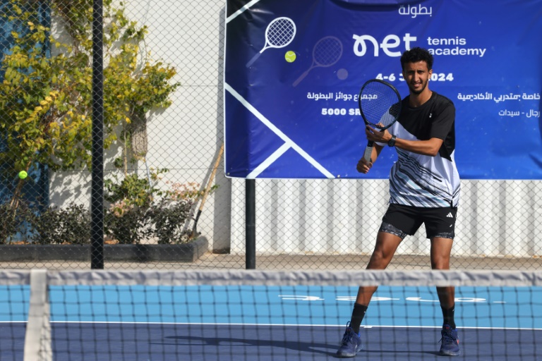 Le joueur de tennis saoudien Ammar Alhaqbani lors d'une séance d'entraînement, à Diriyah le 15 février 2024