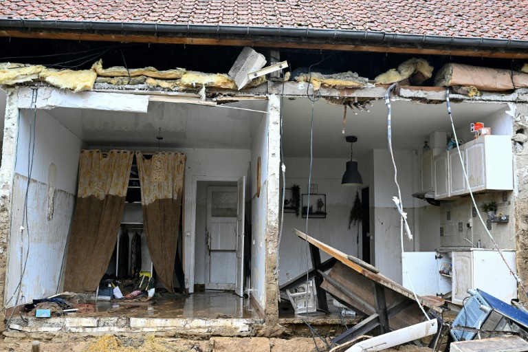 Une maison éventrée par une coulée de boue pendant des orages, provoquant le décès d'une femme, le 2 mai 2024 à Courmelles, dans l'Aisne