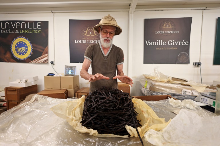 Louis Leichnig, producteur de vanille givrée, dans sa ferme à Saint-Philippe, sur l'île de la Réunion, le 26 avril 2024