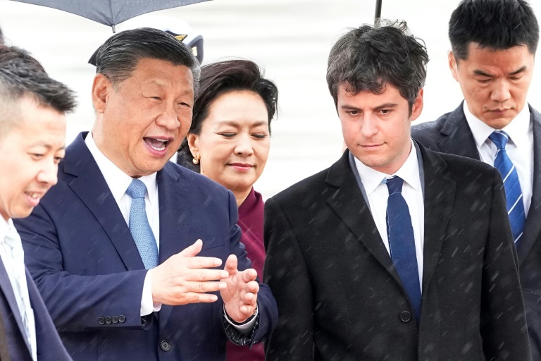 Le président chinois Xi Jinping accueilli à son arrivée en France par le Premier ministre français Gabriel Attal, le 5 mai 2024 à l'aéroport parisien d'Orly