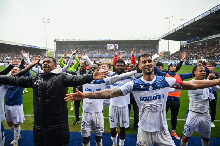 La joie des joueurs d'Auxerre après leur succès face au Paris FC, synonyme de remontée quasi assurée en Ligue 1, le 4 mai 2024 au stade l'Abbé-Deschamps