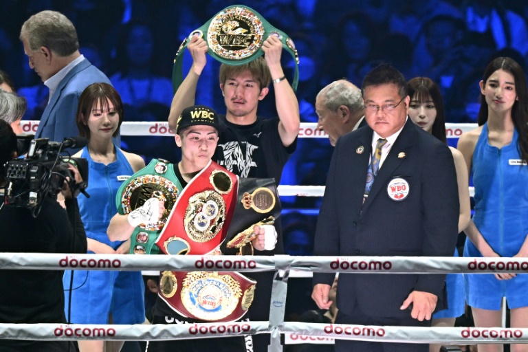 Le Japonais Naoya Inoue (au centre) a conservé ses quatre ceintures mondiales (IBF-WBA-WBC-WBO) des super-coqs en battant le Mexicain Luis Nery au Tokyo Dome le 6 mai 2024