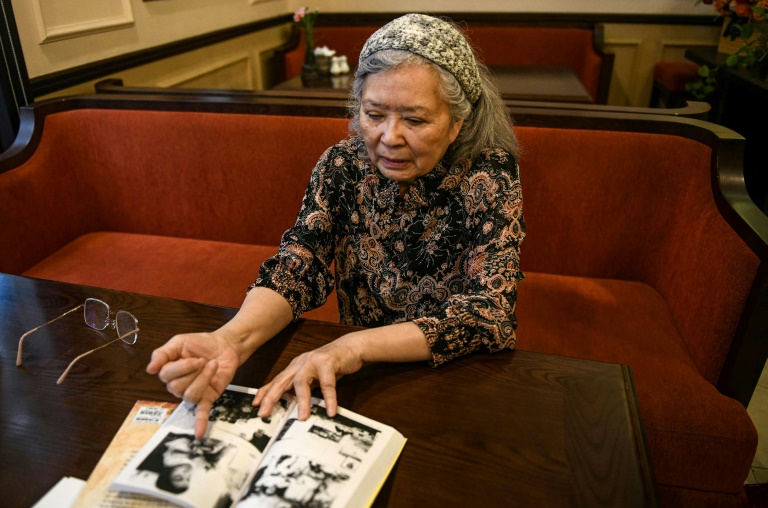 La Franco-vietnamienne Tran To Nga pésente son livre lors d'une interview à Hanoï, le 17 avril 2023