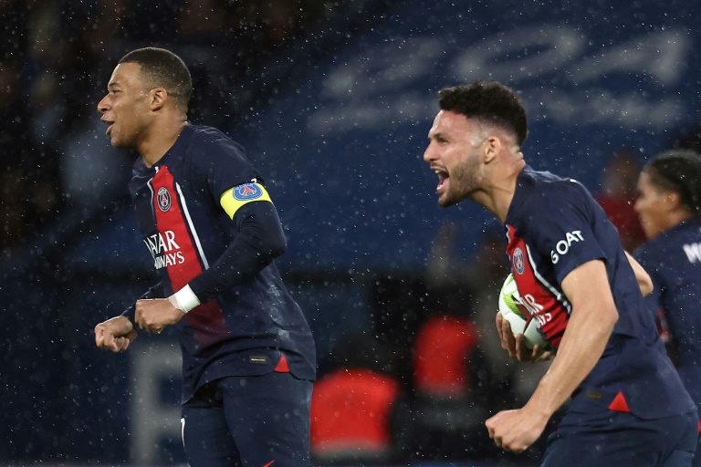 L'avant-centre portugais du Paris Saint-Germain Goncalo Ramos (d.) et l'attaquant français du PSG Kylian Mbappé (g.) lors du match de L1 contre Le Havre, à Paris, le 27 avril 2024