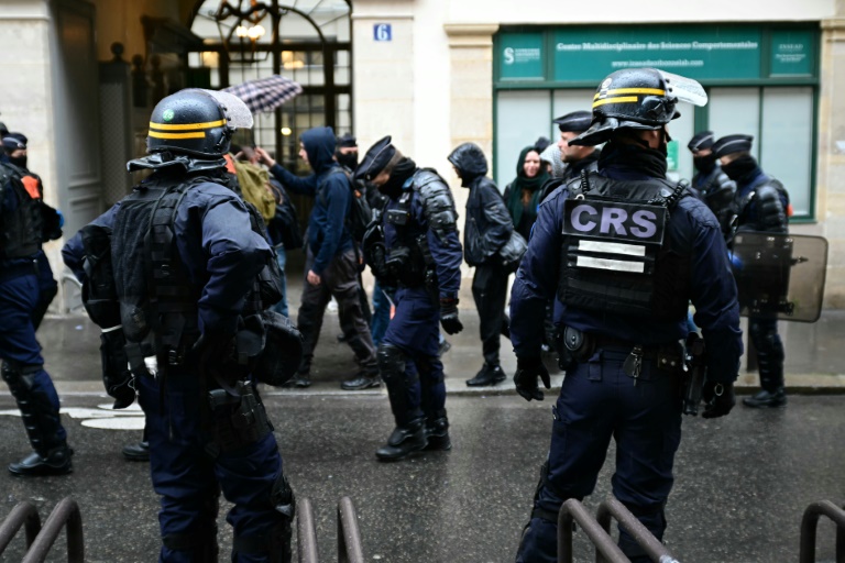 Des policiers anti-émeute en position en marge d'un rassemblement d'étudiants en soutien au peuple palestinien après l'évacuation par la police d'un campement devant l'université de la Sorbonne, le 2 mai 2024 à Paris