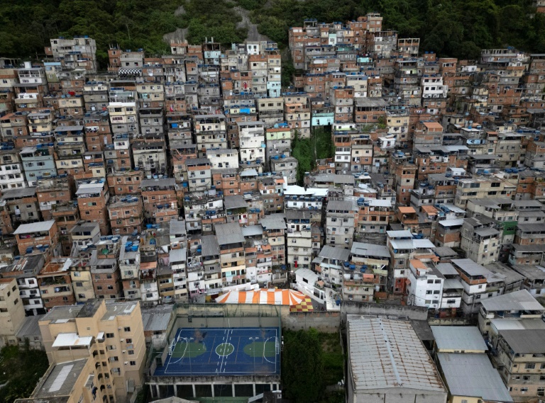 Vue aérienne d'un terrain et d'une tente sous laquelle des fans assistent à un match sur un écran géant, dans la favela de Pavao-Pavaozinho-Cantagalà Rio de Janeiro