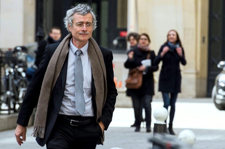 Le juge Renaud Van Ruymbeke (g) quitte le palais de justice de Paris après une audience impliquant l'ancien président Nicolas Sarkozy dans un scandale de financement de campagne, le 1er avril 2015