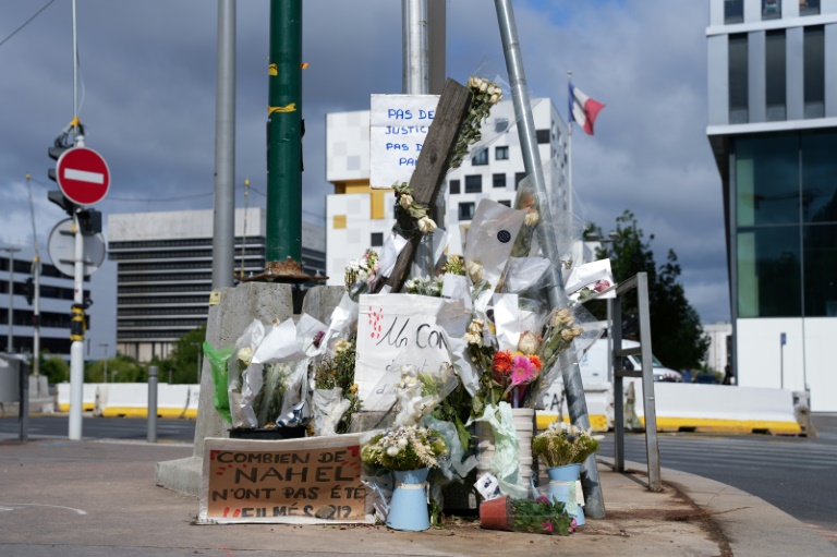 Des messages et des fleurs laissés en hommage à Nahel, 17 ans tué le 27 juin 2023 par un tir de police, à Nanterre