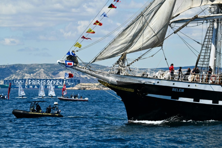 Le trois-mâts Belem, transportant la flamme olympique, au large de Marseille, le 8 mai 2024