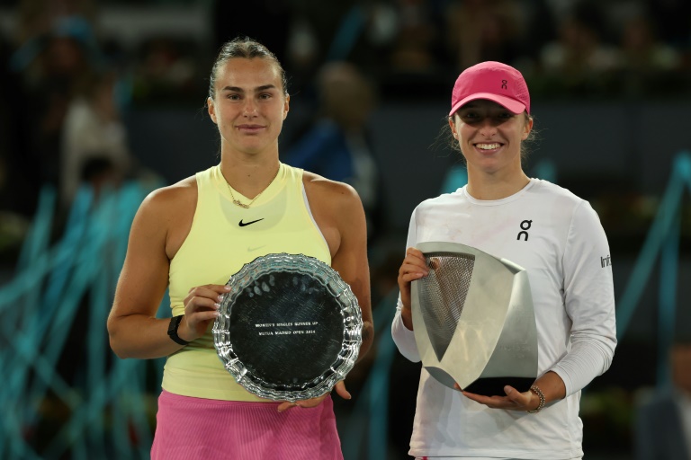 La Polonaise Iga Swiatek et la Bélarusse Aryna Sabalenka durant la cérémonie de remise de prix après la finale du WTA 1000 de Madrid le 4 mai 2024
