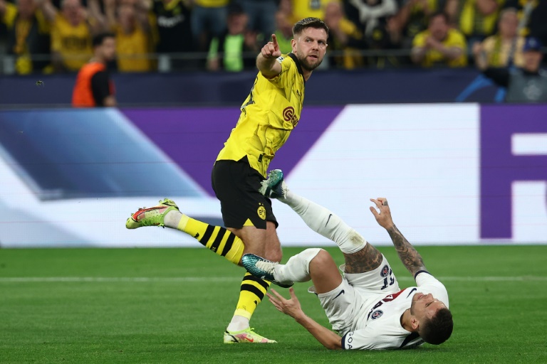 Lucas Hernandez (au sol) se blesse au genou gauche lors du but de l'attaquant de Dortmund Niclas Füllkrug, le 1er mai 2024 à Dortmund