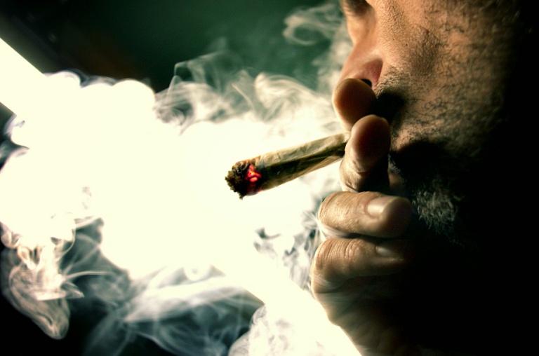 Par ordre décroissant, les substances psychoactives les plus consommées quotidiennement en prison sont le tabac, le cannabis et l'alcool
