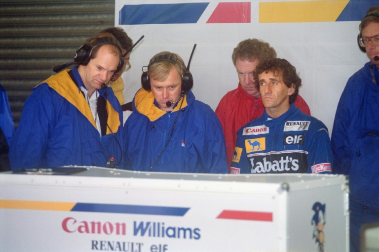 Les ingénieurs Adrian Newey (g) et David Brown (c) et le pilote de F1 Alain Prost (Canon-Williams), à Silverstone, le 1er juillet 1993