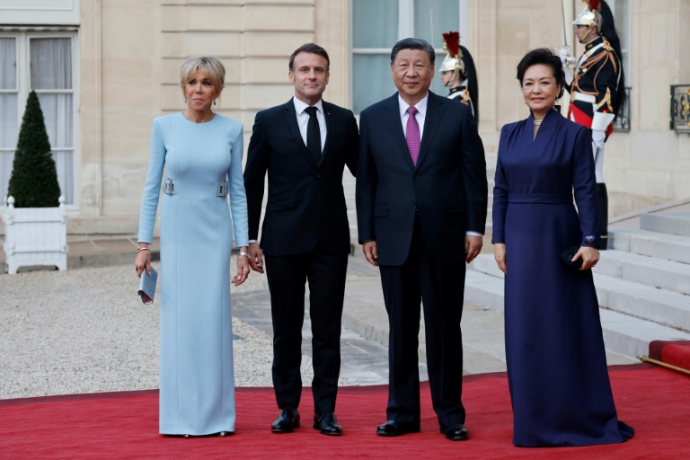 Le président français Emmanuel Macron (2e à g), son épouse Brigitte Macron (g), le président chinois Xi Jinping (2e à d) et son épouse Peng Liyuan (d) posent avant un dîner d'Etat officiel au palais de l'Elysée à Paris, le 6 mai 2024