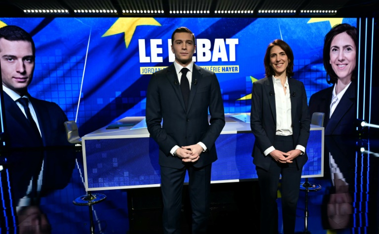 Jordan Bardella, président du RN, et Valérie Hayer dans les studios de la chaîne BFMTV à Paris, le 2 mai 2024