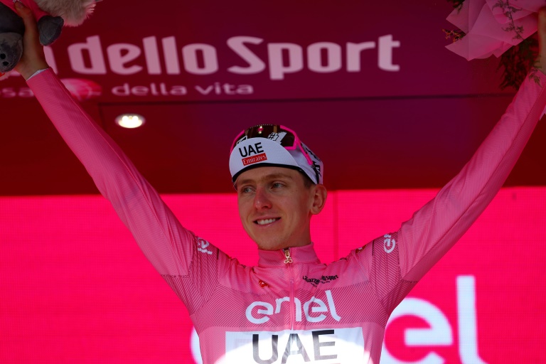 Le Slovène Tadej Pogacar avec le maillot de leader du Tour d'Italie après la 6e étape entre Torre del lago Puccini et Rapolano Terme le 9 mai 2024
