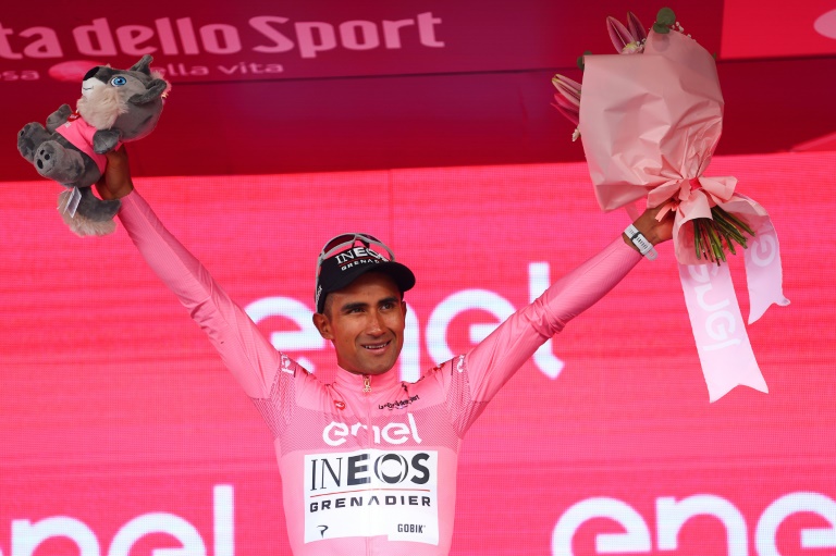 L'Equatorien Jhonatan Narvaez avec le maillot rose de leader du Tour d'Italie après la première étape le 4 mai 2024 à Turin