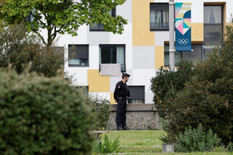Un gendarme sécurise le périmètre où est organisée la reconstitution de de la scène de la mort de Nahel, à Nanterre dans les Hauts-deSine, le 5 mai 2024
