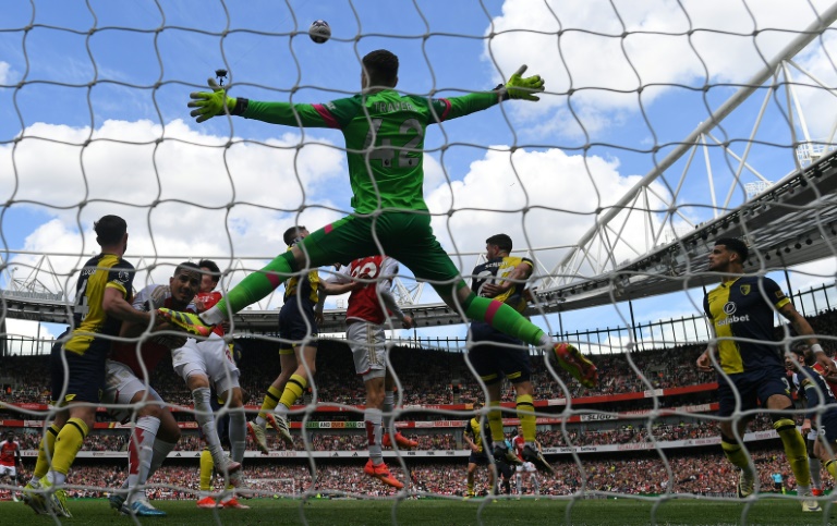 Le gardien de Bournemouth Mark Travers intervient sur un corner d'Arsenal, samedi en Premier League à l'Emirates Stadium de Londres.