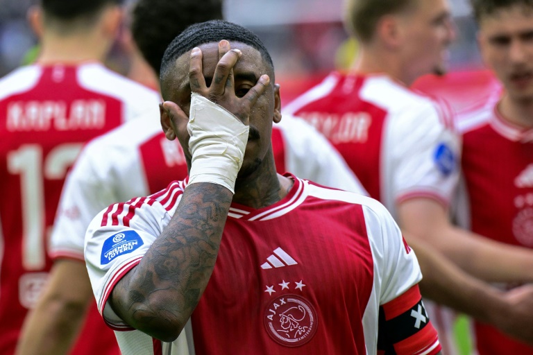 L'Ajax d'Amsterdam a vécu une saison en enfer, sur en hors du terrain. Ici l'attaquant Steven Bergwijn, lors d'un match contre le FC Twente le 14 avril 2024.