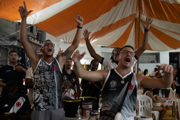 Des supporters de Flamengo et de Vasco da Gama rassemblés pour suivre le derby carioca sur un écran géant dans la favela Pavao-Pavaozinho-Cantagalde Rio de Janeiro, le 4 février 2024.