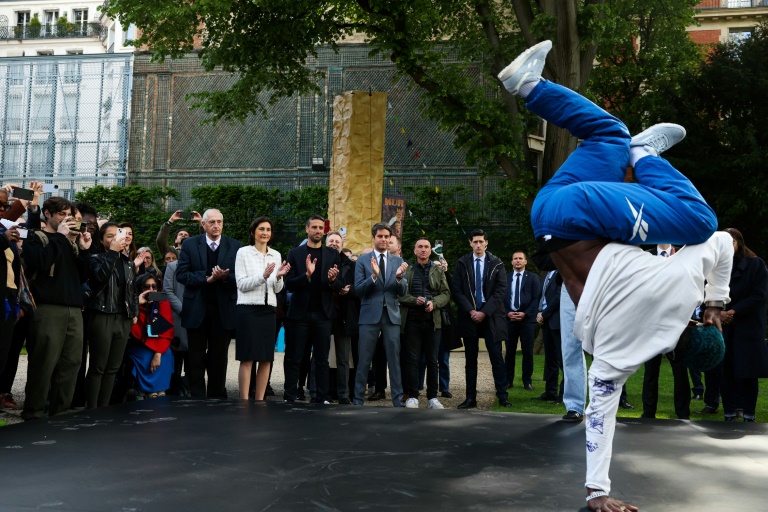 Le Français Dany Dann, champion d'Europe de breakdance 2022, lors d'une démonstration à l'occasion de la tournée du drapeau olympique à l'Hôtel Matignon, le 25 avril 2024 à Paris