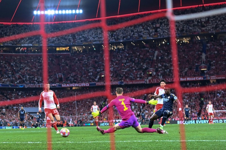 Vinicius marque le premier but du Real à la 24e minute en battant le gardien du Bayern Manuel Neuer après une course en profondeur.