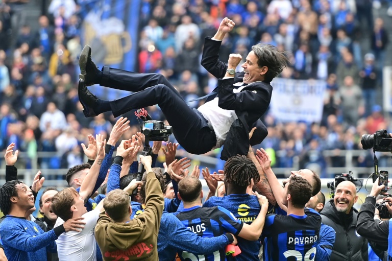 L'Inter Milan a déjà fêté le titre de champion d'Italie, sous la houlette de leur entraîneur Simone Inzaghi, ici lancé dans les airs par ses joueurs.
