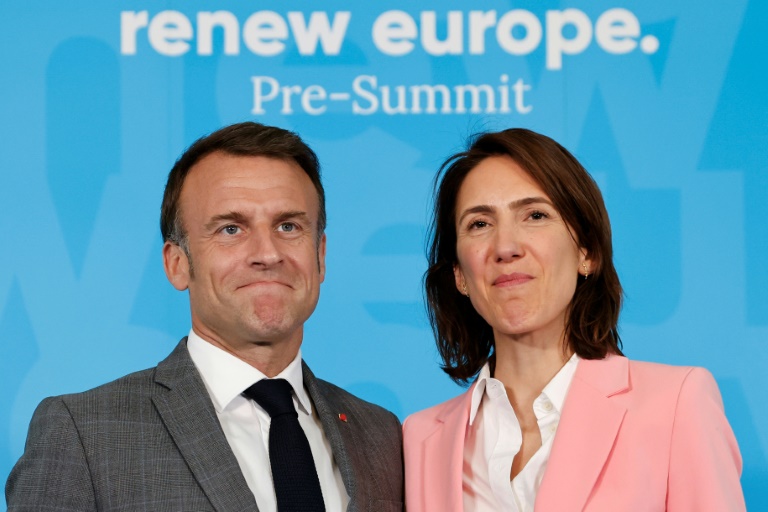 Le président Emmanuel Macron et la tête de liste du camp présidentiel aux européennes, Valérie Hayer, le 17 avril 2024 à Bruxelles