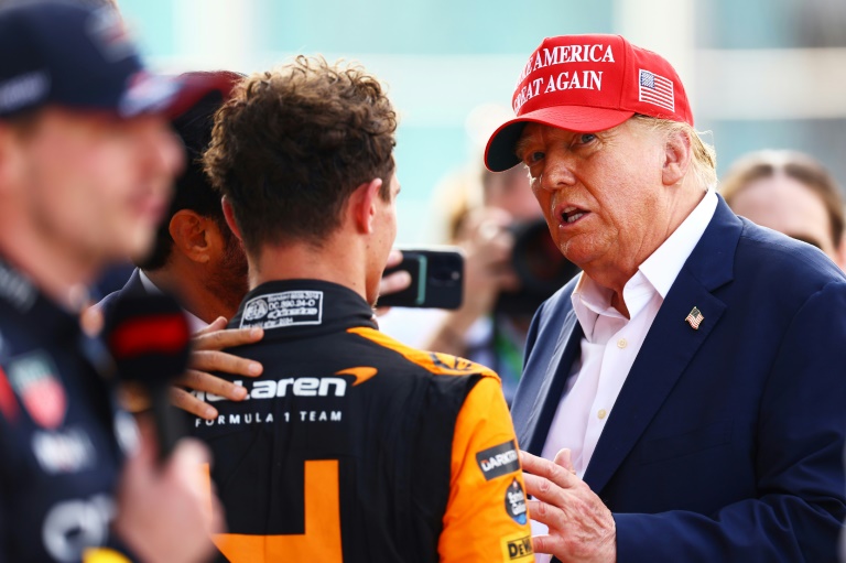 Donald Trump discute avec Lando Norris, vainqueur de la course, lors du Grand Prix de F1 de Miami à l'autodrome international de Miami, en Floride, le 05 mai 2024