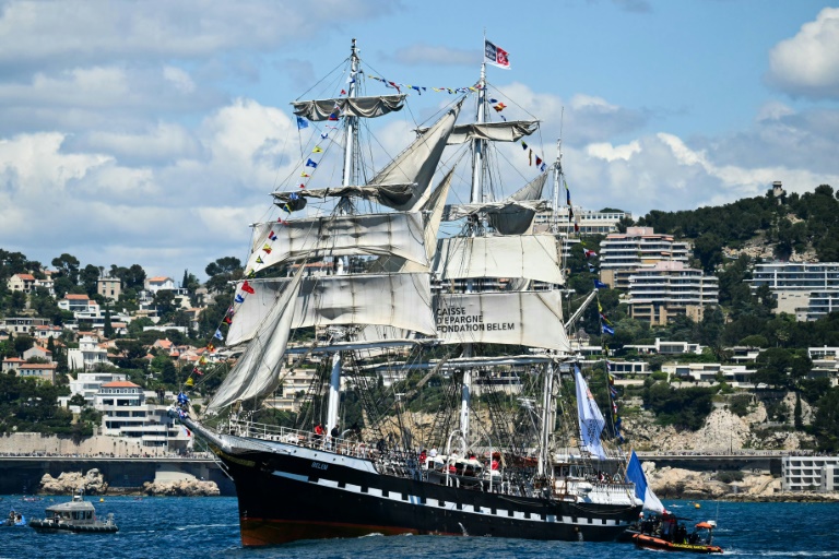 Le trois-mâts Belem, transportant la flamme olympique, au large de Marseille, le 8 mai 2024