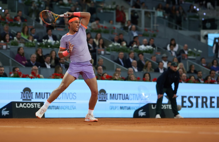 Rafaël Nadal après avoir frappé un coup droit lors de son 8e de finale du Masters 1000 de Madrid face au Tchèque Jiri Lehecka, le 30 avril 2024