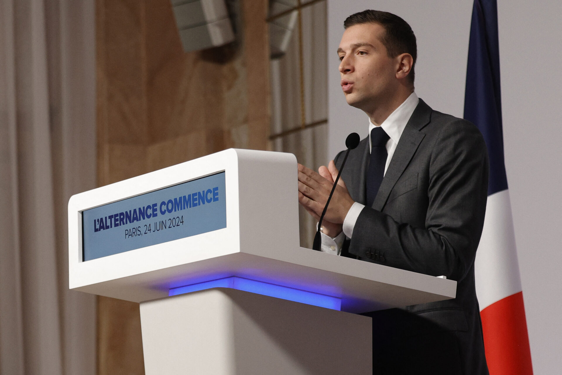 Le président du Rassemblement national, Jordan Bardella, prononce un discours pour présenter les priorités du « gouvernement d’unité nationale » au cas où le score du parti lors du vote parlementaire anticipé lui donnerait une chance de nommer un Premier ministre (GEOFFROY VAN DER HASSELT / AFP)