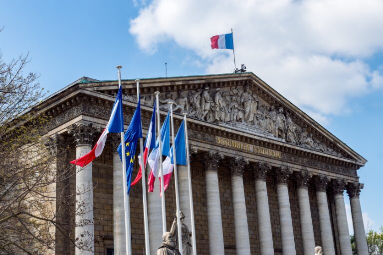 Aujourd'hui c'est le perchoir au milieu de l'hémicycle que Philippe David a voulu placer. Pourquoi  ? Parce que le manque de courtoisie d'une partie des députés lors du discours de politique générale de Michel Barnier l’a horripilé au plus haut point.
