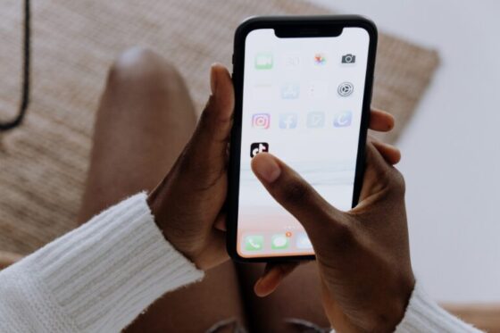 L’opinion de Françoise Degois : « La meilleure façon de se suicider, vous trouvez ça sur TikTok »