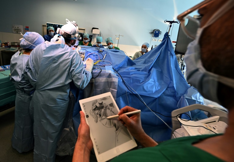 Des étudiants de l'Ecole Supérieure d'Art et de Design (Esad) dessinent pendant une opération du cerveau sur un patient éveillé atteint d'une tumeur cérébrale, dans le cadre d'un programme interdisciplinaire franco-allemand en neurochirurgie, le 5 mars 2025 au CHU de Reims