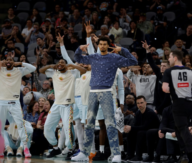 Le phénomène Victor Wembanyama assiste au match des Spurs contre Dallas à San Antonio, le 12 mars 2025