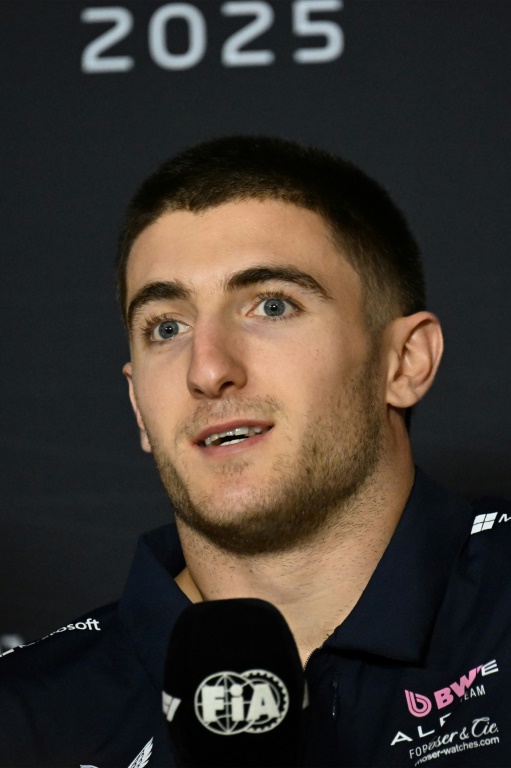 Jack Doohan face à la presse le 13 mars 2025 à l'Albert Park de Melbourne. Fils du champion du monde de vitesse moto Mick Doohan, issu de l'Académie Alpine, il fera équipe cette saison avec Pierre Gasly au sein de l'écurie franco-britannique