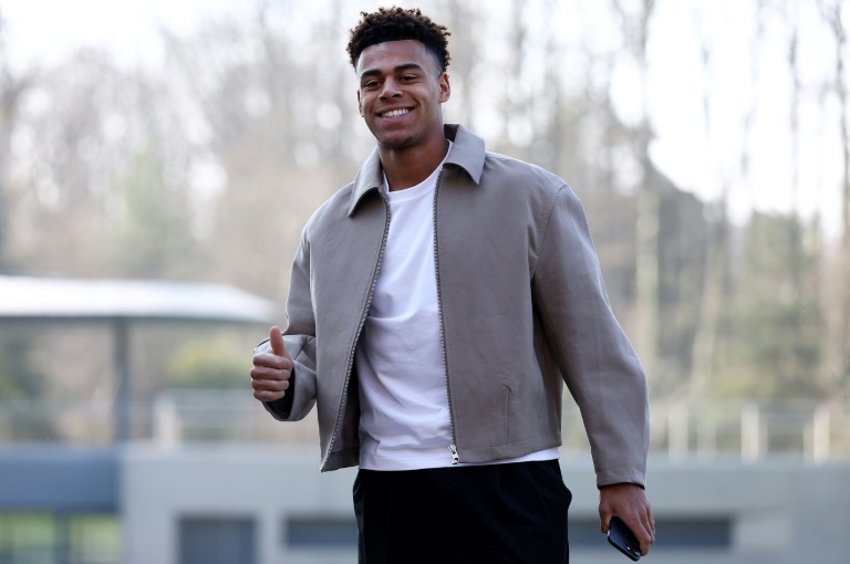 Desiré Doué arrive au Centre National du Football à Clairefontaine-en-Yvelines le 17 mars 2025 près de Paris