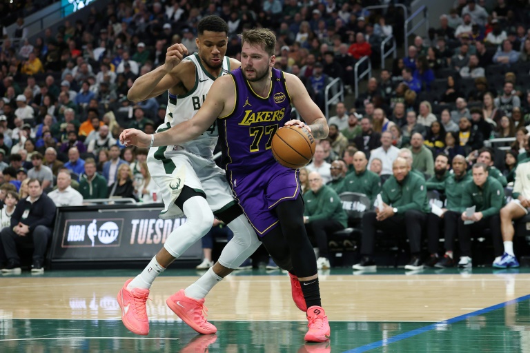 Luka Doncic des Los Angeles Lakers, déborde Giannis Antetokounmpo, des Milwaukee Bucks, en NBA le 13 mars 2025 à Milwaukee