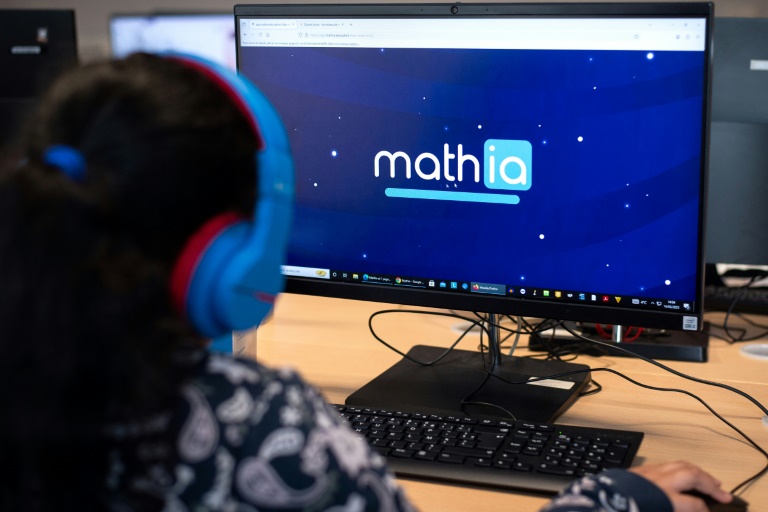 Une élève d'une école primaire de Colomiers, près de Toulouse, dans le labo informatique de l'établissement, le 14 mars 2025