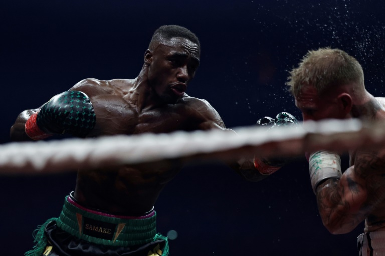 Bakary Samaké touche d'un crochet le Sud-africain Roarke Knapp, lors de leur combat à La Defense Arena, le 18 avril 2025
